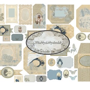 Może przedstawiać: Zbi&oacute;r cyfrowych element&oacute;w scrapbookingu w stylu vintage w odcieniach niebieskiego, beżowego i białego. Elementy obejmują ramki, etykiety i ozdobne ozdoby z kwiatowymi i koronkowymi wzorami. Tekst "Shabbydabbdydoodah" znajduje się na jednym z element&oacute;w.