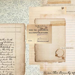 Könnte beinhalten: Eine Collage aus gealterten Papierdokumenten mit handschriftlichem Text, Stempeln und Kaffeeflecken. Die Papiere sind über einem hellblauen, floral gemusterten Hintergrund angeordnet. Der Text enthält den Satz "WITH THE COMPLIMENTS OF H.M. INSPECTOR OF TAXES."