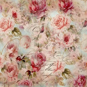Peut inclure: Un motif floral de style vintage avec de nombreuses roses dans des tons de rose et de rouge, avec des feuilles et des tiges vertes. Le fond a un aspect fané et vieilli avec du texte en forme de script, créant une esthétique romantique et classique.