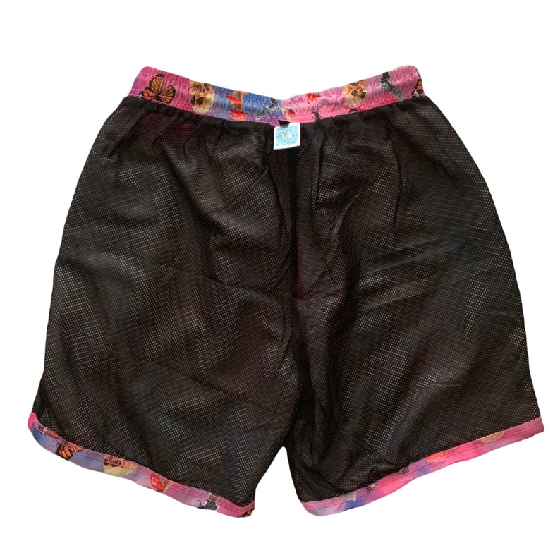 Pu&ograve; includere: Pantaloncini da bagno in rete nera con cintura a fantasia rosa, blu e bianca con farfalle e altri disegni.