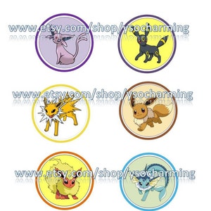 Peut inclure: Six autocollants circulaires représentant des personnages Pokémon. Les autocollants ont un fond blanc et sont bordés d'anneaux de couleurs différentes. Les Pokémon incluent Espeon, Umbreon, Jolteon, Eevee, Flareon et Vaporeon. Le texte "www.etsy.com/shop/ysocharming" est imprimé sur les autocollants.