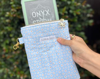 Blue Daisy KINDLE BASIC E-reader sleeve. hand quilted