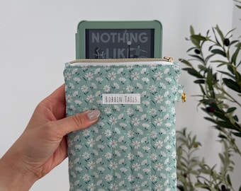 Teal Daisy KINDLE BASIC E-reader sleeve. hand quilted