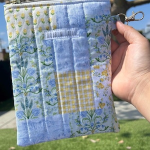 Blått och gult lapptäcke för KINDLE BASIC e-läsarfodral. Handquiltat