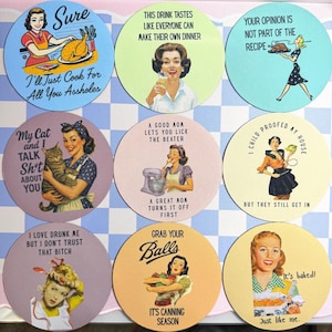 Puede incluir: Un conjunto de nueve posavasos redondos con ilustraciones de estilo retro y textos humorísticos. Cada posavasos presenta un diseño diferente, incluyendo imágenes de mujeres y frases como "I'll Just Cook For All You Assholes" y "Grab Your Balls".