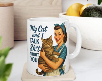My Cat & I Talk Sh*t About You 1950's Housewives | Grappige retro koffiekop, sarcastisch cadeau, herkenbare humor
