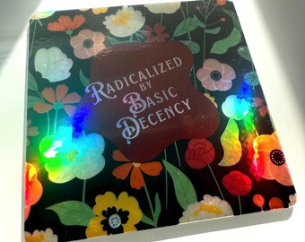 Radicalized by Basic Decency Holografisch geschnittene Aufkleber - Floral ästhetischer Vinylaufkleber, Freundlichkeitszitat Geschenk, feministisches Accessoire