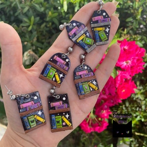 Orecchini pendenti a forma di libreria fatti a mano: gioielli in pasta polimerica per amanti dei libri