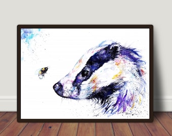 Puede incluir: Pintura a la acuarela de un tejón y una abeja. El tejón está representado en tonos morados, blancos y negros, con un estilo artístico detallado. Una abeja amarilla y negra vuela cerca de la cara del tejón. La obra está enmarcada.