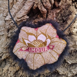 Collar flores de tela vintage con AMOR