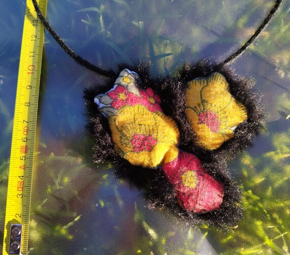 Collier Ras-du-cou Créateur Pièce Unique - Fleurs En Tissu Et Boutons Multicolores - Vintage XXème