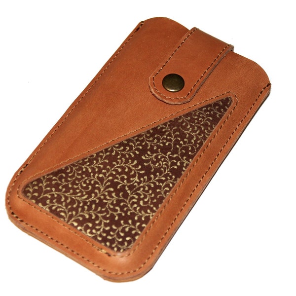 HANDYTASCHE Smartphonetasche Smartphonehülle Leder elegant individuell handgenäht handgefertigt Stoff gold braun cognac Druckknopf Lasche