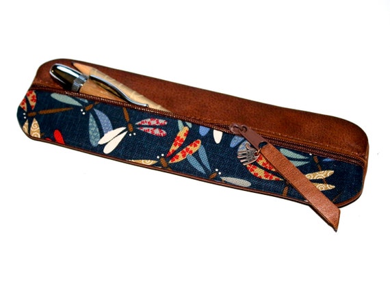 Federmäppchen Leder braun · Stoff bunte Libellen Tombo · Japan · Stifteetui für 14 Stifte · handgefertigt · edles Geschenk · Unikat