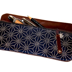 Grote leren etui in bruin en Japans Asanoha-blauw · Etui voor 20 pennen · Handgemaakt · Elegant · Hoogwaardig