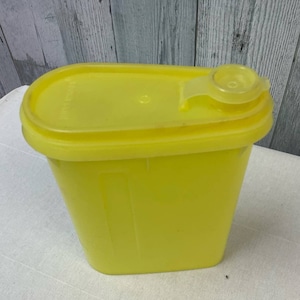 Vintage Tupperware Yellow Store N Pour 32oz Pourable Container Lid Pitcher
