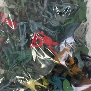 Lot of 142 Plastic Molded Vintage GI Joe Army Guys Soldiers War Toys Animals