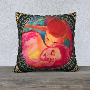 Puede incluir: Una almohada colorida con una pintura de dos personas abraz&aacute;ndose. La pintura est&aacute; enmarcada con un dise&ntilde;o de nudo celta dorado sobre un fondo azul oscuro.