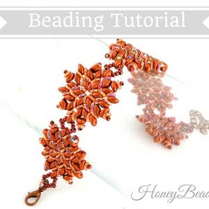 以下が含まれることがあります： オレンジと銅色の手作りのビーズブレスレット。ブレスレットは、複雑なビーズ細工とロブスタークラスプを備えたフローラルデザインが特徴です。「Beading Tutorial」というテキストが画像の上部にあります。