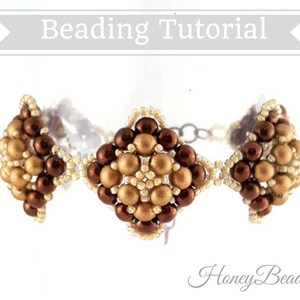 以下が含まれることがあります： ゴールド、ブラウン、クリームの色で幾何学模様が施されたビーズブレスレット。ブレスレットは小さな丸いビーズで作られており、シンプルな留め具が付いています。