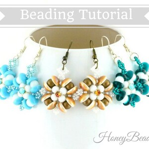 Pode incluir: Três pares de brincos de contas, um par é turquesa e branco, um par é marrom e branco, e um par é azul e branco. Os brincos são exibidos em uma superfície branca. O texto "HoneyBeads1" está no canto inferior direito da imagem.