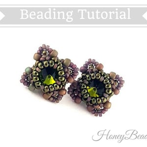 以下が含まれることがあります： 緑色の宝石の中心に、茶色と紫色のビーズで囲まれたイヤリングのペア。イヤリングは花の形をしています。