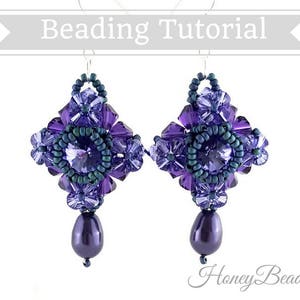 以下が含まれることがあります： パープルとグリーンのビーズイヤリングにパールドロップが付いています。イヤリングは、中央に石がついた花の形状をしています。