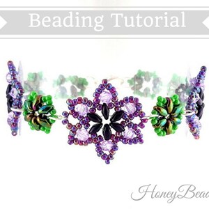 以下が含まれることがあります： 紫、緑、黒のビーズで花柄のデザインが施されたビーズブレスレット。ブレスレットはシードビーズで作られており、星型のセンターがあります。