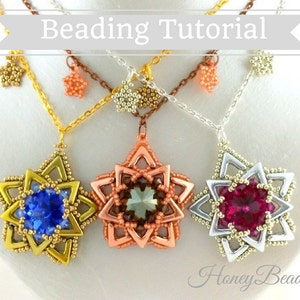 Pode incluir: Três pingentes de estrela com contas, com cristais de diferentes cores no centro. As estrelas são feitas com contas douradas, de cobre e prateadas. A imagem inclui o texto "Beading Tutorial" e "HoneyBeads1".