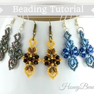 以下が含まれることがあります： 4ペアのビーズイヤリングのクローズアップ。イヤリングは、グレー、ゴールド、ブルーの小さなビーズで作られています。イヤリングは、シルバーのイヤリングフックにぶら下がっています。画像には、「ビーズチュートリアル」と「HoneyBeads1」のテキストが含まれています。