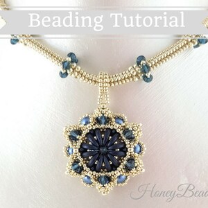 以下が含まれることがあります： 黒と青のビーズのペンダントが付いた金のビーズネックレス。ペンダントは花の形で、中心は太陽のように見えます。ネックレスの上部には「Beading Tutorial」、下部には「Honey Beads」というテキストがあります。