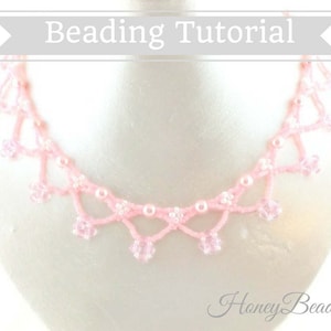 以下が含まれることがあります： 繊細なピンク色のビーズネックレス、花の模様。白いマネキンにネックレスが飾られています。「Beading Tutorial」の文字が上部に、「HoneyBeads1」の文字が下部にあります。