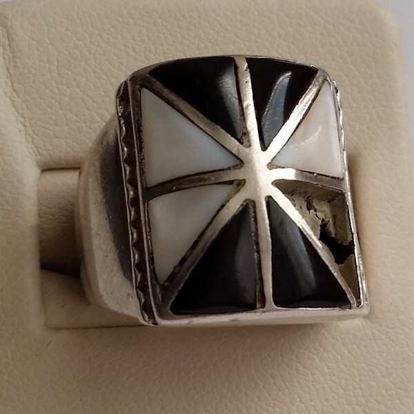 Vintage Beautiful Southwestern 925 Sterling Silver Onyx & Mother of Pearl Inlay Men's Ring. Ring to Fix Size 9.5