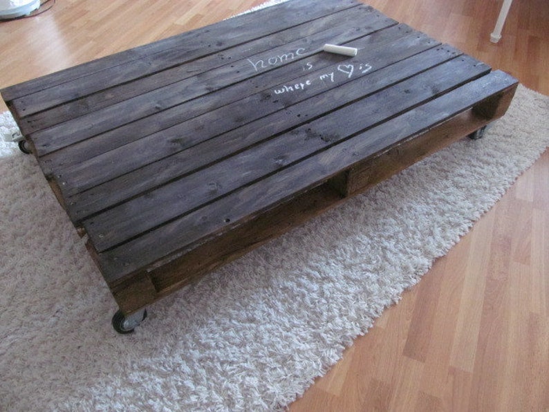 Upcycle-Tisch aus alter Palette mit Tafellack Bild 1