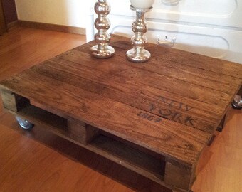 Table upcycle « New York 1867 » en palette**