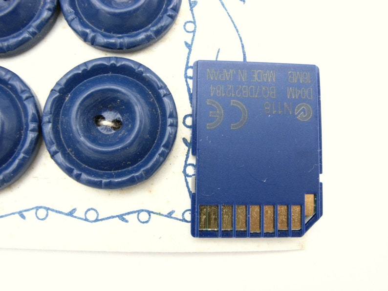 23 mm 24 wooden buttons in blue colour 78