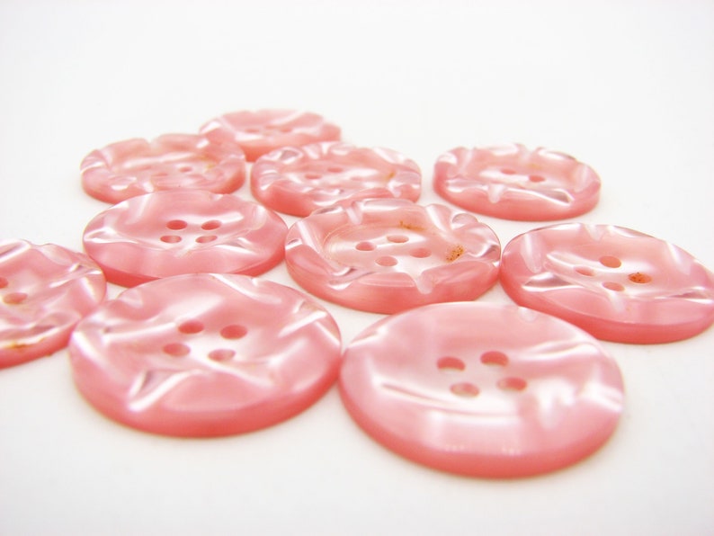 Pink vintage buttons with checks 20 mm 78 34 and 23 mm