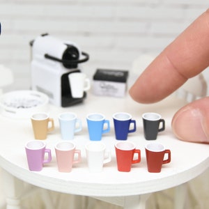 Kaffeebecher (verschiedene Farben) - handgetöpfertes Puppenhaus 1:12