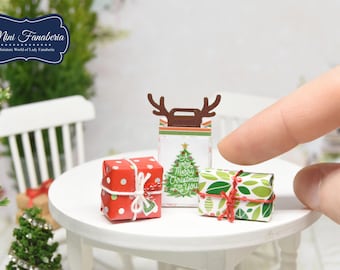 Prezenty świąteczne (3 szt.) - miniaturowy, ręcznie robiony domek dla lalek w skali 1:12