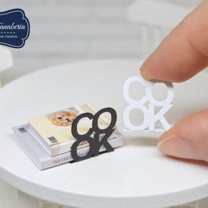 Suporte de metal para livros COOK - casa de bonecas feita à mão (escala 1:12)