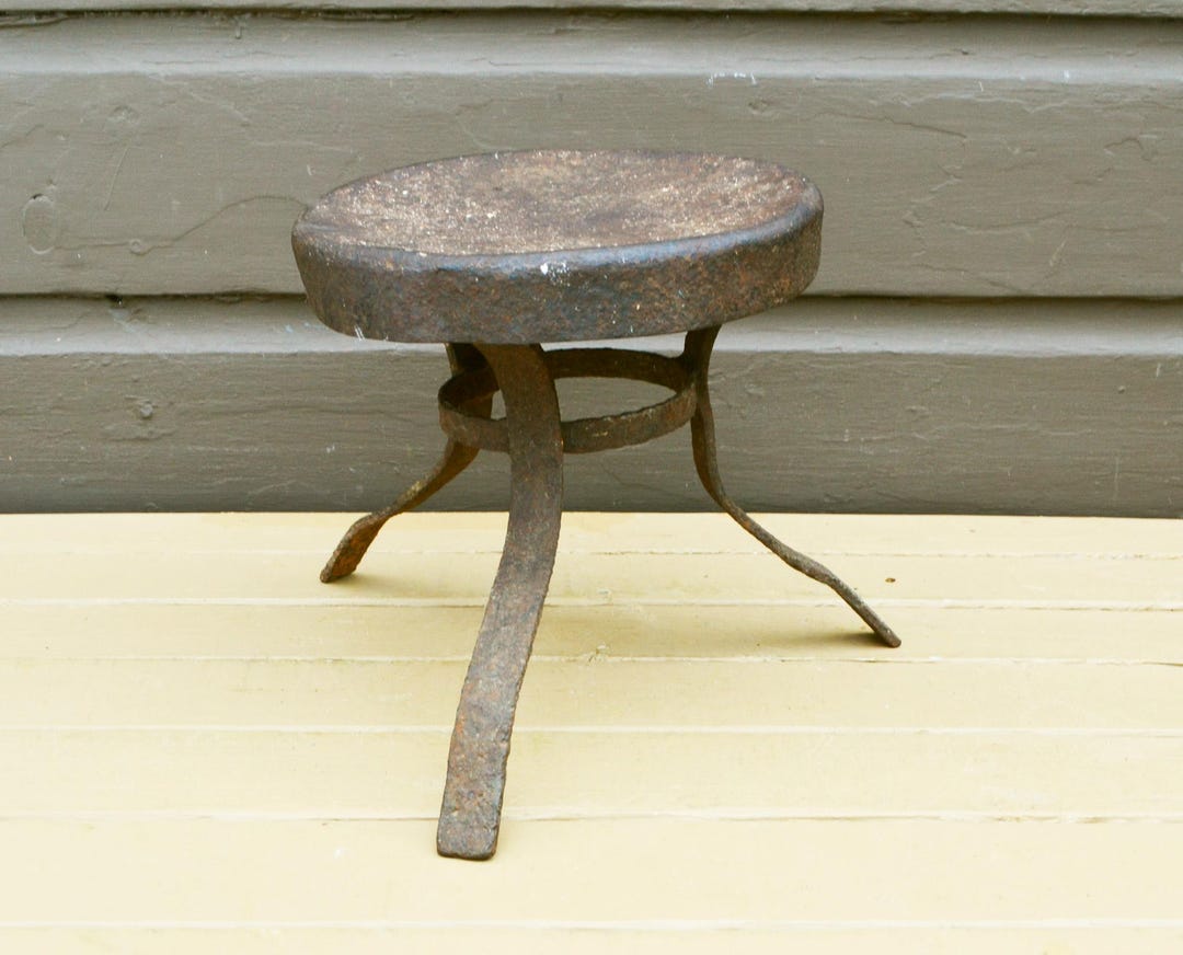 Milking Stool, Rusty Iron Milking Stool, Antique Rustic Splayed 3 Leg ...