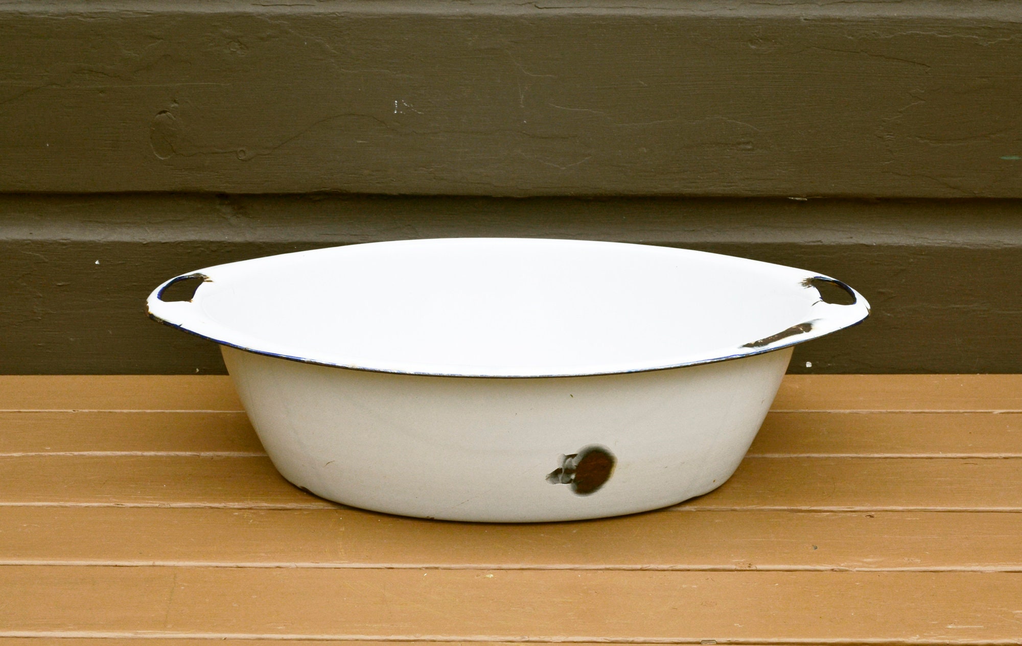 white oval tub