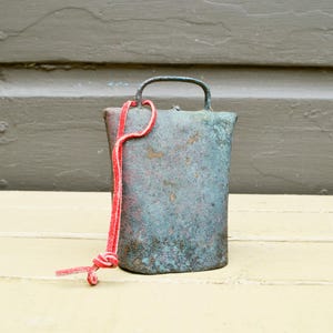 Old Cow Bell, Vintage Metal Cow Bell, Napkin Fold Wrought Iron Bell