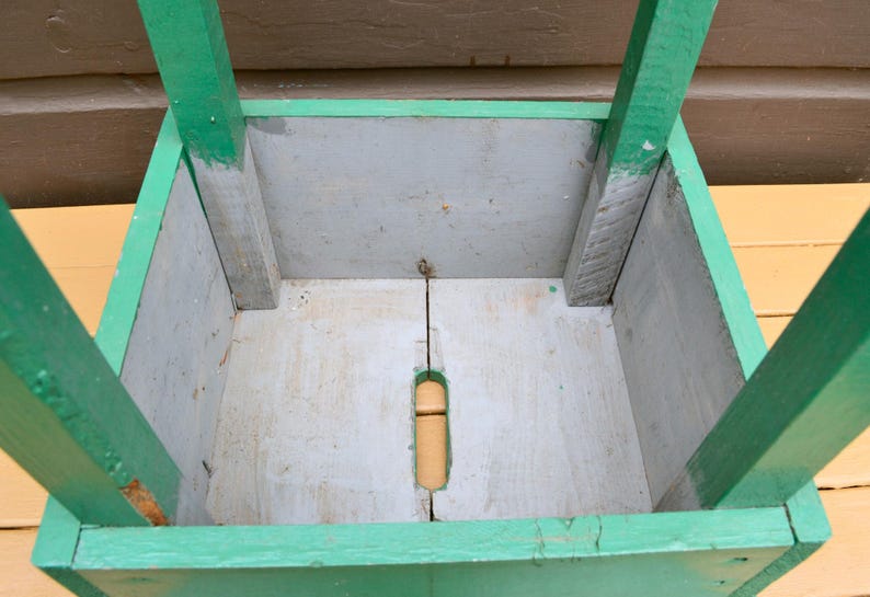 K&ouml;nnte beinhalten: Ein h&ouml;lzerner Pflanzkasten mit gr&uuml;ner Au&szlig;enfarbe und grauem Innenraum. Der Pflanzkasten hat eine rechteckige Form und ist aus Holz gefertigt.