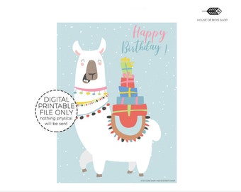 Puede incluir: Un póster digital imprimible con un llama blanco con una silla de montar colorida y una pila de regalos en su espalda. El llama está sobre un fondo azul claro con copos de nieve blancos. El texto "Happy Birthday!" está escrito en letras rosas y negras en la parte superior del póster. El texto "DIGITAL PRINTABLE FILE ONLY" está escrito en letras negras en un círculo en la parte inferior izquierda del póster. El texto "nothing physical will be sent" está escrito en letras negras debajo del círculo.