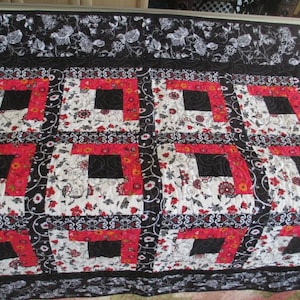 Quilt Black, white, & red log cabin