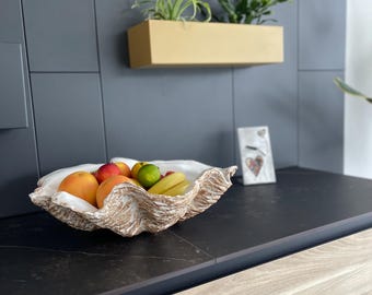 Adorno de centro de mesa contemporáneo con escultura de concha de almeja gigante de color gris medio brillante para ocasiones especiales