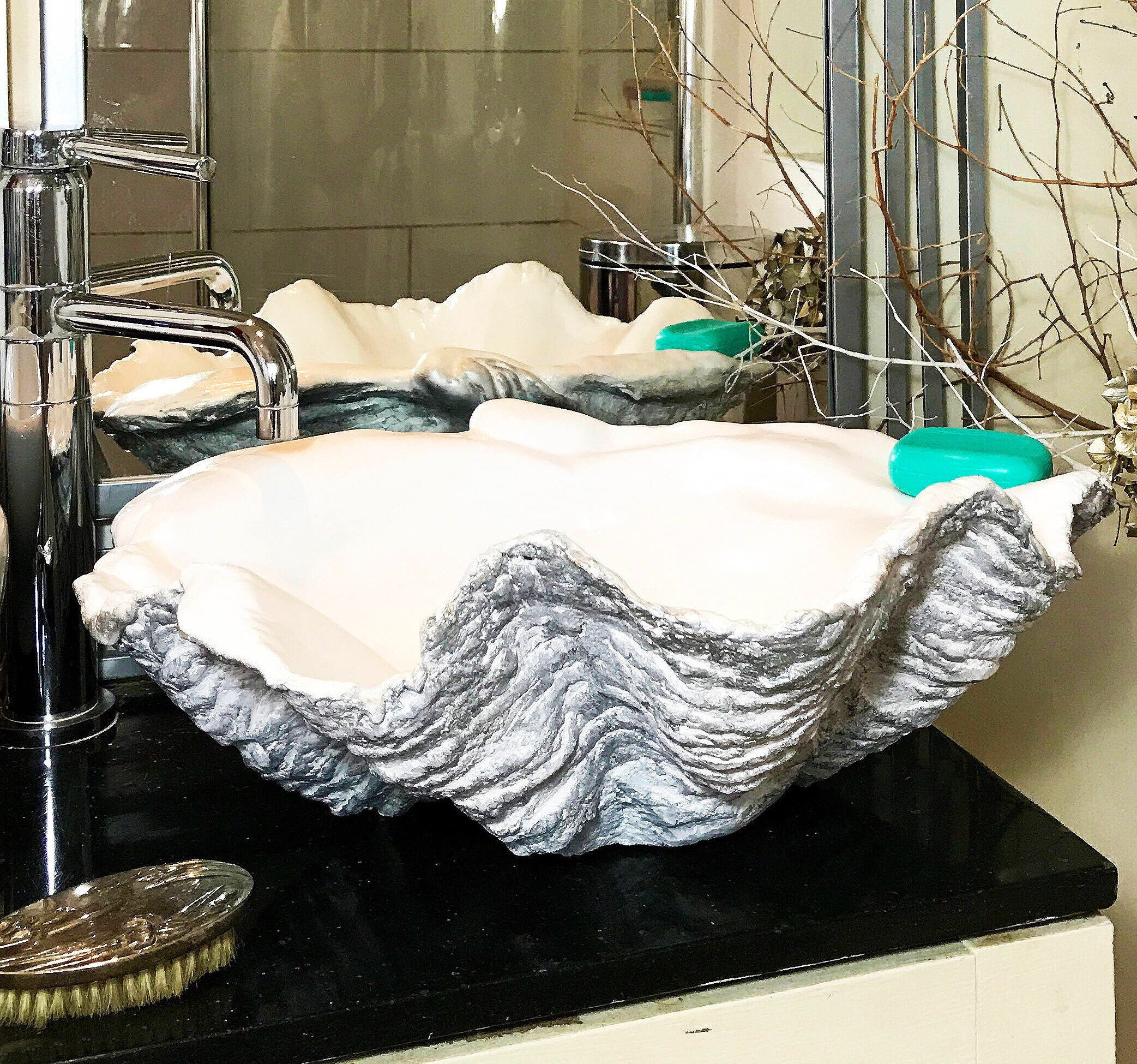 Petit Lavabo De Salle Bain En Forme Coquille Palourde Avec Vasque Pour Vasque, Sculpture Artistique Plan Et Meuble-Lavabo Dans Une Finition Argentée