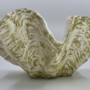 Small Gold Flack Giant Clam Shell Sculpture Art Ornament Bowl Handmade In Gold Fleck for Home, Garden, Patio, Conservatory Interior decor
