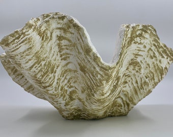 Pequeño cuenco decorativo con escultura de concha de almeja gigante dorada, hecho a mano con motas doradas para decoración de interiores del hogar, jardín, patio y invernadero