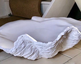 Escultura de concha de almeja gigante blanca mediana con acabado artístico en cuenco de adorno blanco, hecha a mano para el hogar, frutero, decoración náutica de playa